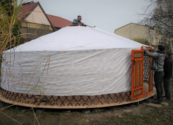Nowa jurta w Budojo